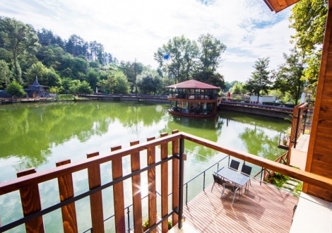 Къщи край водата